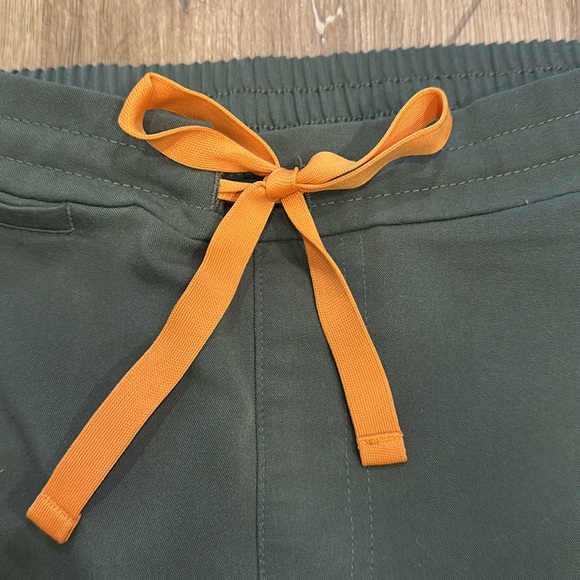 Figs XS Moss top AND figs S "v" neck top AND figs bottom - Picture 8 of 11